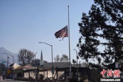 美国洛杉矶野火肆虐：山头被浓烟笼罩、灰烬如